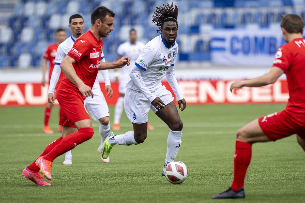Le milieu de Vaduz Milan Gajic, gauche, lutte pour le ballon avec l'attaquant lausannois Evann Guessand, droite, lors de la rencontre de football de Super League entre le FC Lausanne-Sport, LS, e ...