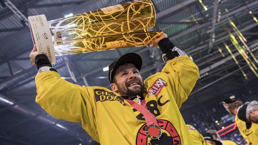 ARCHIVBILD ZUM KARRIEREENDE VON MARTIN PLUESS, AM DONNERSTAG, 16. NOVEMBER 2017 - Der Berner Captain Martin Pluess stemmt den Meisterpokal und feiert mit seiner Mannschaft als Eishockey Schweizermeist ...