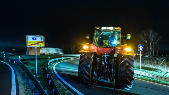 08.01.2024, Brandenburg, Vetschau: Bauern sperren mit Traktoren und LKW die Auffahrt zur A15 in Richtung Berlin. Als Reaktion auf die Sparpl
