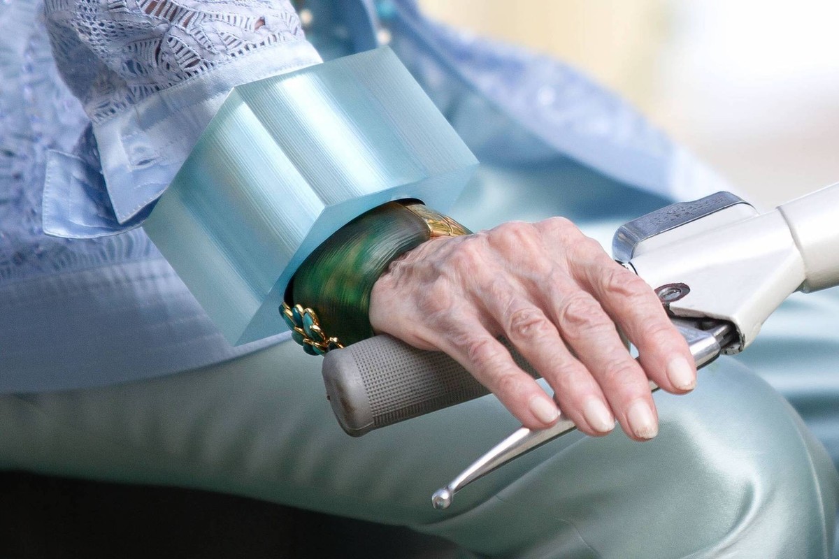 Aug. 19, 2014 - Manalapan, Florida, U.S. - Fashion icon and former interior designer Iris Apfel, 93, wears her large signature bracelets during a photo shoot for a new advertising campaign at Eau Spa  ...