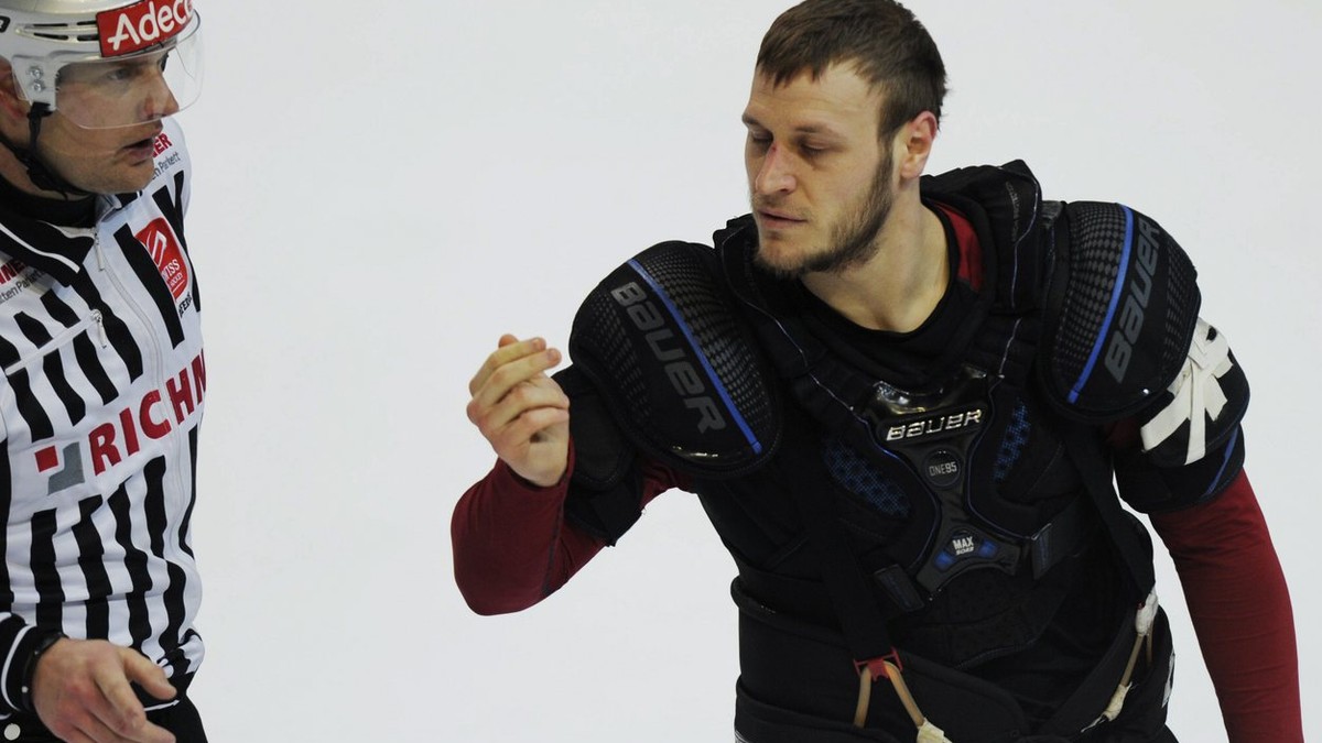 Der Berner Johann Morant, rechts, wird nach einer Schlaegerei vom Eis geschickt, im dritten Playoff Finalspiel der National League A zwischen dem SC Bern und den ZSC Lions, am Samstag, 7. April 2012,  ...