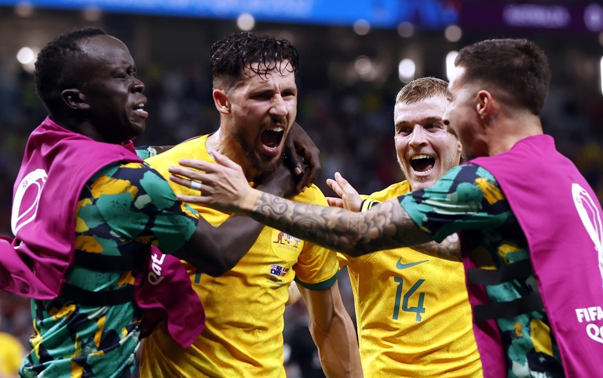 epaselect epa10339256 Mathew Leckie (2L) of Australia celebrates with teammates after scoring the 1-0 during the FIFA World Cup 2022 group D soccer match between Australia and Denmark at Al Janoub Sta ...