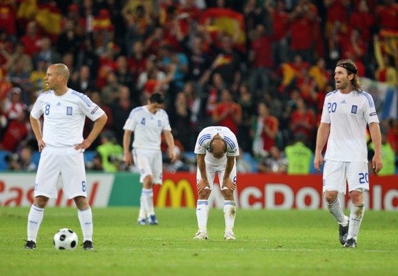 Hängende Köpfe beim Titelverteidiger: Griechenland verliert an der EM 2008 alle drei Gruppenspiele.