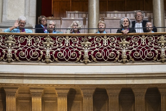 Mitglieder der Klimaseniorinnen verfolgen von der Tribuene der Zuschauenden die Debatte um das Urteil des Europaeischen Gerichtshofs fuer Menschenrechte, EGMR in Sachen KlimaSeniorinnen Schweiz vs Sch ...