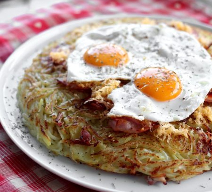 rösti Chrüüzbode chlapfhöchi speck eier kartoffeln bern berner schweiz schweizer food essen küche https://rockthebretzel.com/rosti-chruuzbode-chlapfhochi-ou-roesti-bacon-et-oeufs-version-geante/