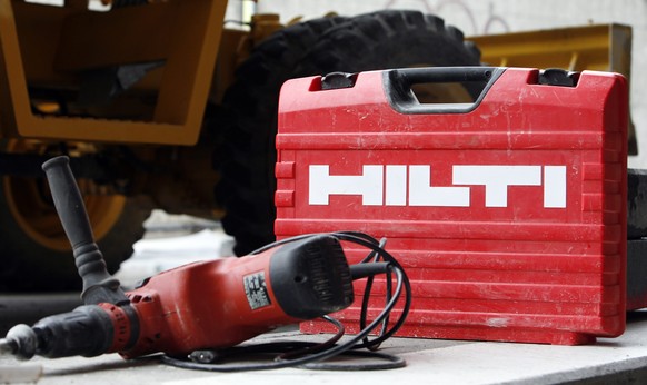 ARCHIV - ZUR BMK VON HILTI STELLEN WIR IHNEN FOLGENDES BILDMATERIAL ZUR VERFUEGUNG, AM FREITAG, 15. MAERZ 2019 - Ein Maschinenkoffer des Liechtensteiner Bautechnologiekonzerns Hilti steht auf einer Ba ...