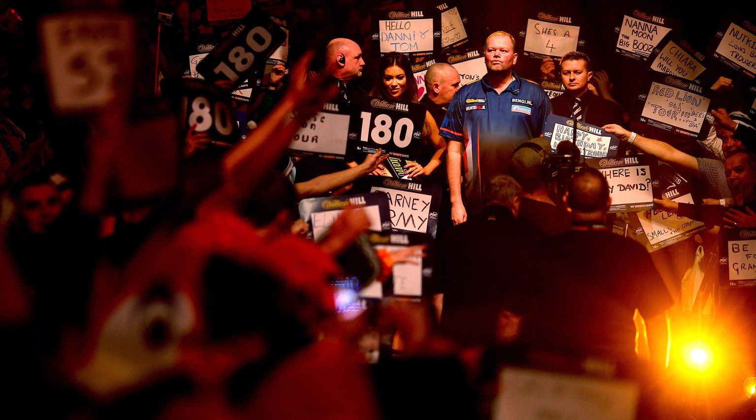 Die «Barney Army» ist bereit für ihren Helden: Van Barneveld kurz vor seinem Gang auf die Bühne.