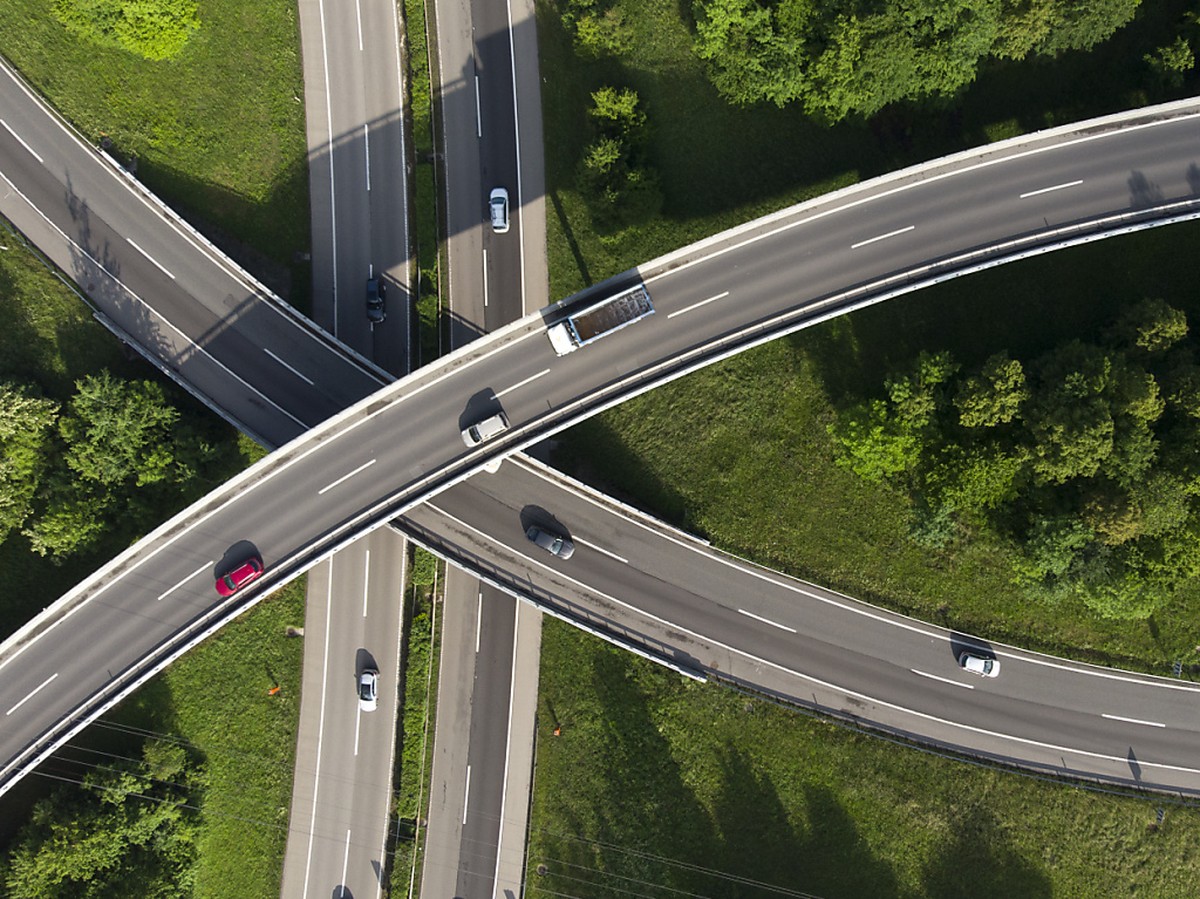 Les Suisses accepteraient les six projets d'extension des autoroutes soumis au peuple le 24 novembre, selon un sondage (image d'illustration).