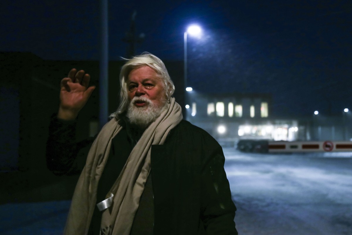 Environmental activist Paul Watson waves as he is released from prison in Nuuk, Greenland, Tuesday Dec. 17, 2024. (Alataq Moeller/Ritzau Scanpix via AP)