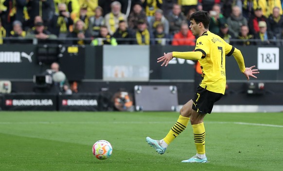 ARCHIVBILD ZUR VORSCHAU AUF DIE GRUPPE B --- epa10287883 Dortmund&#039;s Giovanni Reyna (R) scoring the 2-0 lead during the German Bundesliga soccer match between Borussia Dortmund and VfL Bochum in D ...