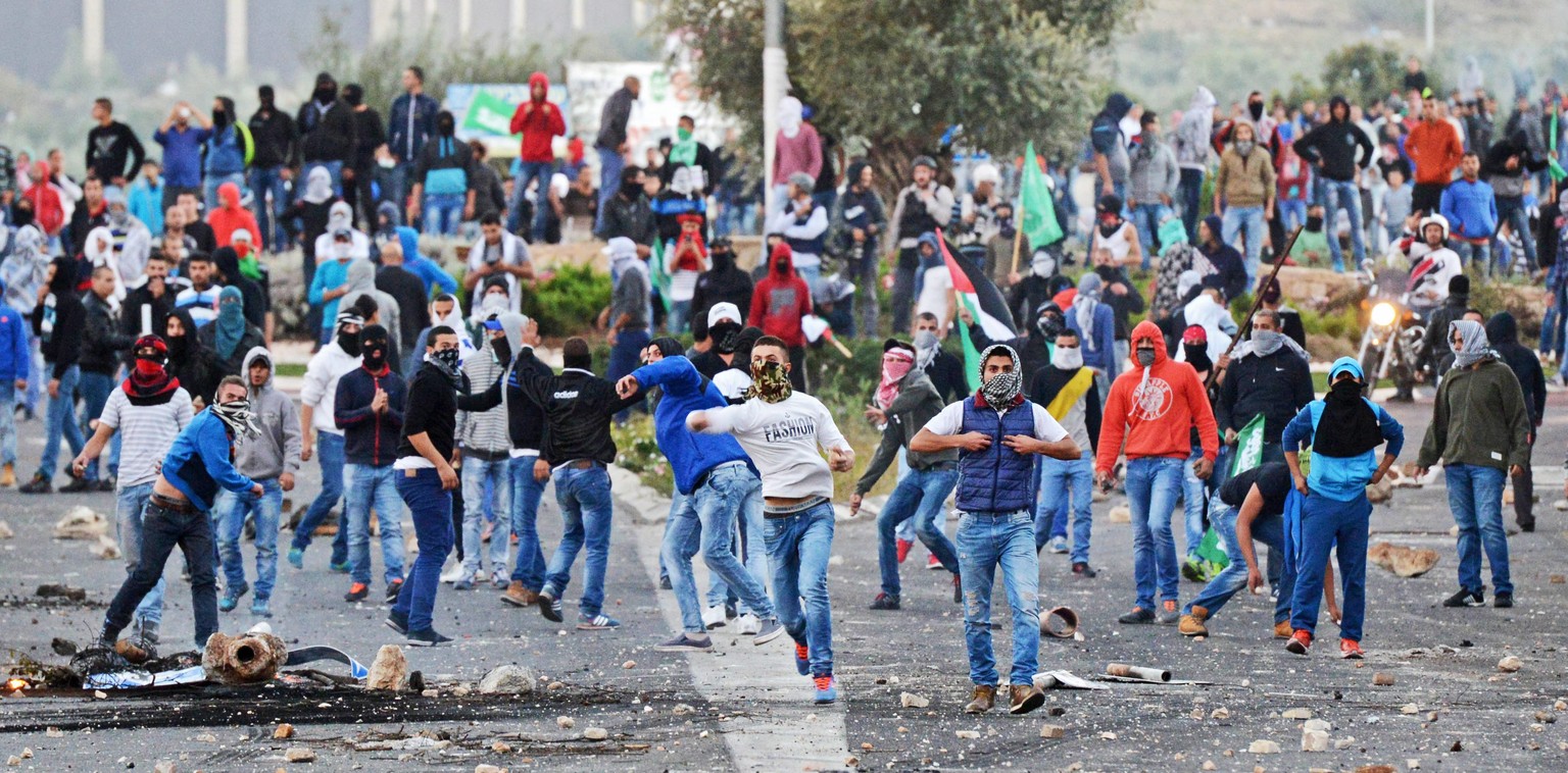 Israelische Palästinenser werfen in Kfar Kana Steine auf die Polizei.&nbsp;