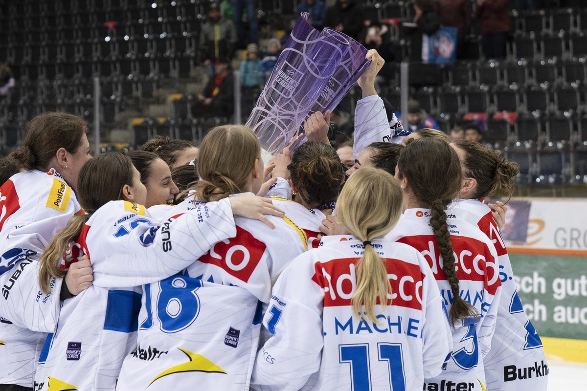 Zuerichs Spielerinnen und Staff feiern den Meistertitel nach dem fuenften Eishockey Playoff Finalspiel der PostFinance Women's League zwischen dem SC Bern Frauen und dem ZSC Frauen, am Sonntag, 2 ...