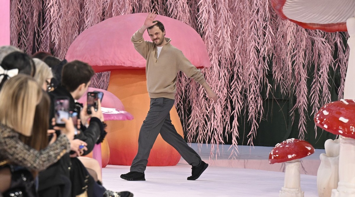 PARIS, FRANCE - JANUARY 27: (EDITORIAL USE ONLY - For Non-Editorial use please seek approval from Fashion House) Creative Director Matthieu Blazy acknowledges the audience during the Chanel Haute Cout ...