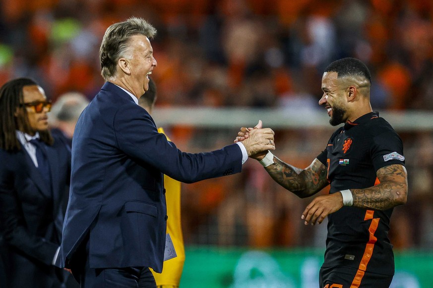 epa10013569 Netherlands&#039; head coach Louis van Gaal (L) and Memphis Depay of Netherlands celebrate after the UEFA Nations League soccer match between Netherlands and Wales in Rotterdam, Netherland ...