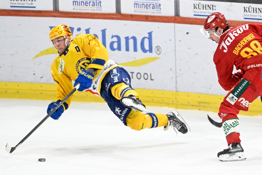 Tigers Jerome Bachofner, rechts, im Kampf um den Puck gegen Davos PostFinance Topscorer Enzo Corvi, links, beim Eishockey-Qualifikationsspiel der National League, zwischen den SCL Tigers und dem HC Da ...