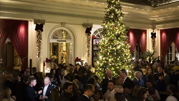 Daniel Jositsch, Staenderat SP-ZH, gibt ein Interview, am Vortag der Bundesratswahlen, am Dienstag, 12. Dezember 2023 in der Lobby des Hotels Bellevue in Bern. (KEYSTONE/Peter Klaunzer)