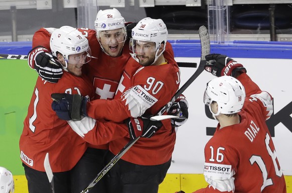 Switzerland&#039;s Nino Niederreiter, 2nd left, celebrates with teammates after scoring his sides first goal during the Ice Hockey World Championships final match between Sweden and Switzerland at the ...