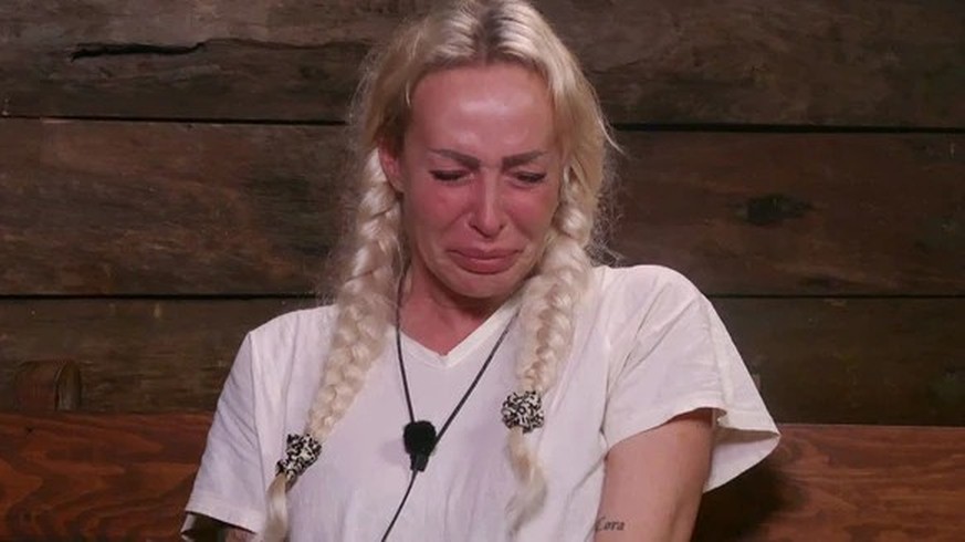 Cora weinte, als sie den Entschluss fasste, die Sendung zu verlassen.