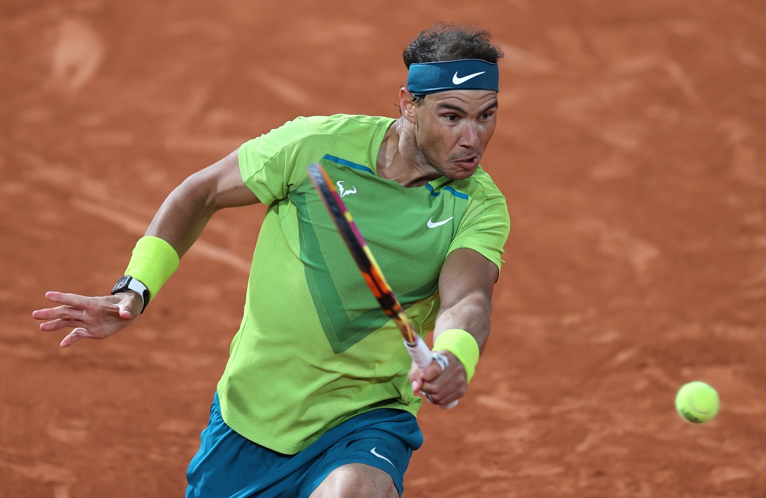 epa09988781 Rafael Nadal of Spain plays Novak Djokovic of Serbia in their men?s quarterfinal match during the French Open tennis tournament at Roland ?Garros in Paris, France, 31 May 2022. EPA/MARTIN  ...