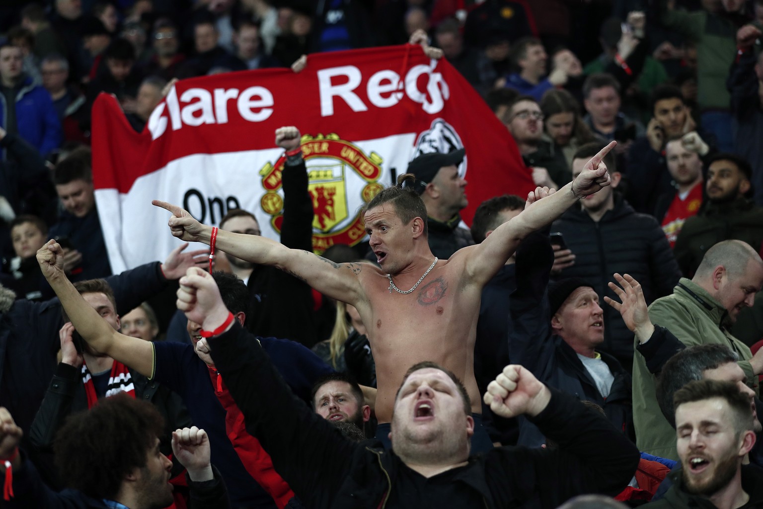 epa07418301 Supporters of Manchester United celebrate their victory against Paris Saint Germain during the UEFA Champions League round of 16 second leg soccer match between PSG and Manchester United a ...