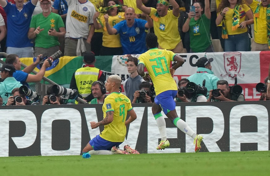 QAT, WM FIFA 2022, Group G, Brasilien vs Serbien / 24.11.2022, Khalifa International Stadium, Doha, QAT, WM FIFA 2022, Group G, Brasilien vs Serbien, im Bild Brazil s forward Richarlison freut sich �b ...