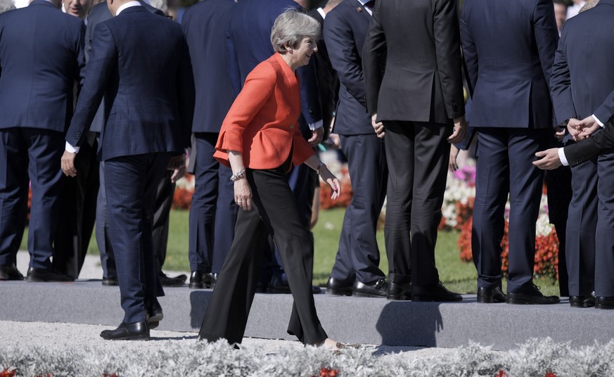 epaselect epa07034295 British Prime Minister Theresa May (C) arrives for a family picture during the European Union&#039;s (EU) Informal Heads of State Summit in Salzburg, Austria, 20 September 2018.  ...