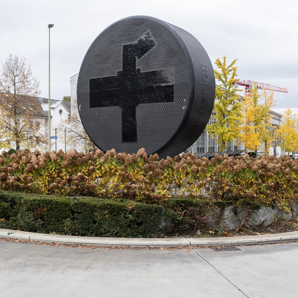Ein verdeckter Eishockey-Puck auf einem Kreisel in Kloten am Dienstag, 7. November 2019. Zum 80-jaehrigen Jubilaeum des EHC Kloten wurde 2014 ein Puck auf einem Kreisel in Kloten installiert Die Baudi ...