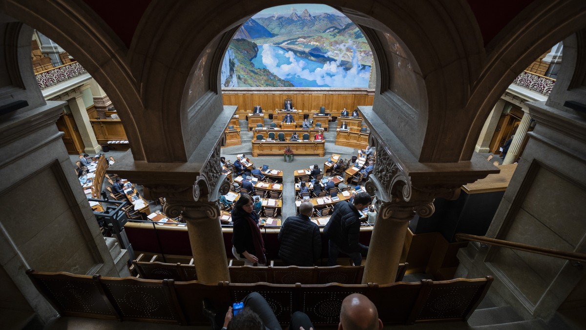 Blick von der Tribuene des Zuschauenden in den Saal, wo die ausserordentlichen Session der Eidgenoessischen Raete stattfindet, am Dienstag, 11. April 2023 im Nationalrat in Bern. Die ausserordentliche ...