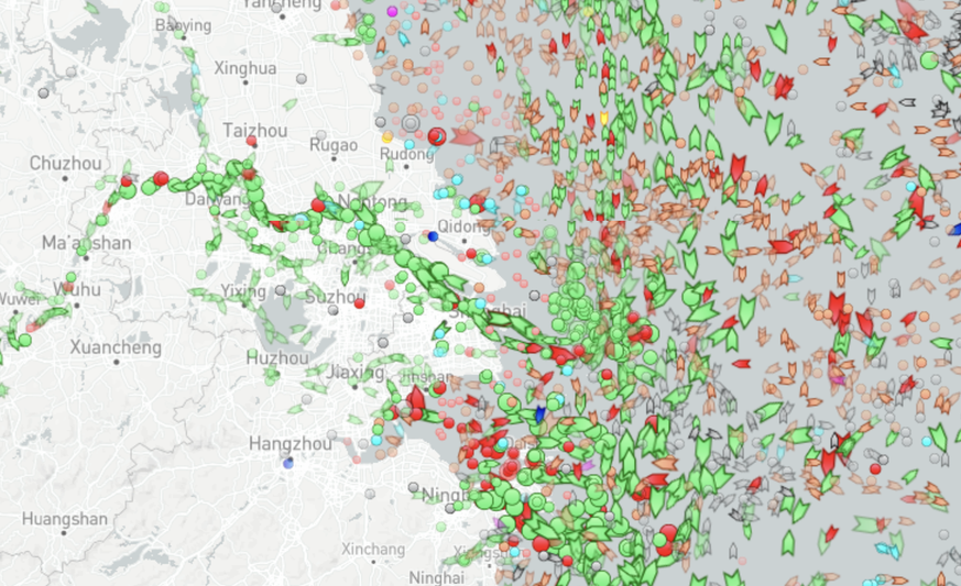 Die grünen und roten Punkte zeigen die Schlange von Frachtschiffen und Tankern, die sich vor der Küste Shanghais gebildet hat. Stand: 20. April 2022.