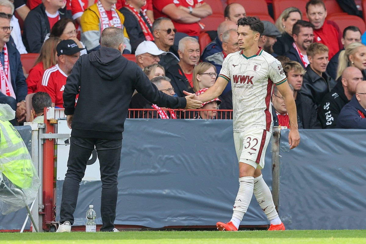 22.08.2026, xtgx, Fussball - DFB Pokal 1.Runde Energie Cottbus - FC Augsburg emspor, v.l. Manuel Baum Augsburg, Trainer und Fabian Rieder Augsburg, 32 DFL/DFB REGULATIONS PROHIBIT ANY USE OF PHOTOGRAP ...