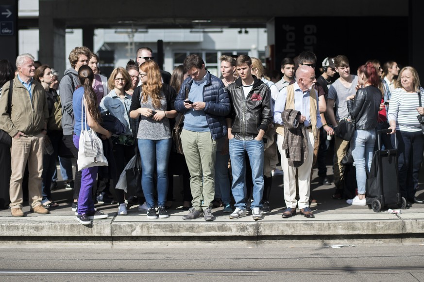 ARCHIVBILD ZUR NEUEN STUDIE VON SOMOTO ZUM THEMA STRESS IN DER SCHWEIZ, AM MONTAG, 30. OKTOBER 2017 - Pendler warten auf die Ersatztransportmittel wegen einer Bahnstoerung der SBB am Dienstag, 7. Juni ...