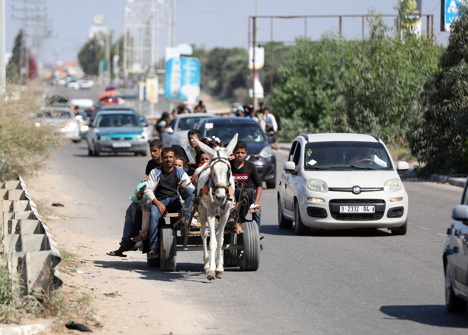 231013 -- GAZA, Oct. 13, 2023 -- Palestinians flee their homes in the southern Gaza Strip, Oct. 13, 2023. Israeli Defense Forces IDF on Friday ordered residents of Gaza City to evacuate to the souther ...