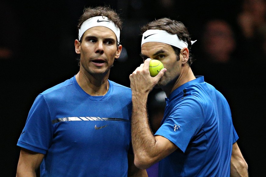 epa06222856 Switzerland&#039;s Roger Federer (R) and Spanish Rafael Nadal (L) of the Team Europe in action during the Laver Cup tennis tournament in Prague, Czech Republic, 23 September 2017. The firs ...