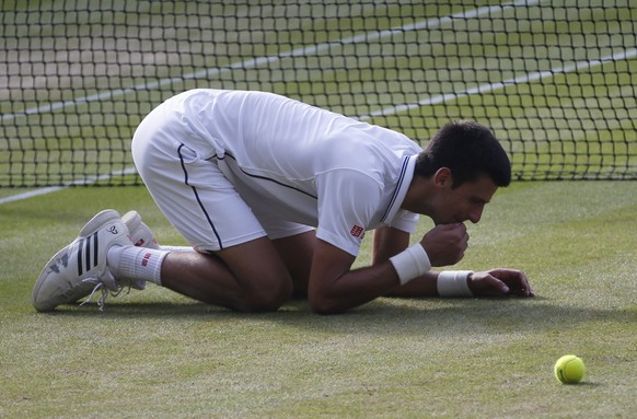 Das Bild täuscht: Djokovic muss derzeit gegen seine Konkurrenten definitiv kein Gras fressen.