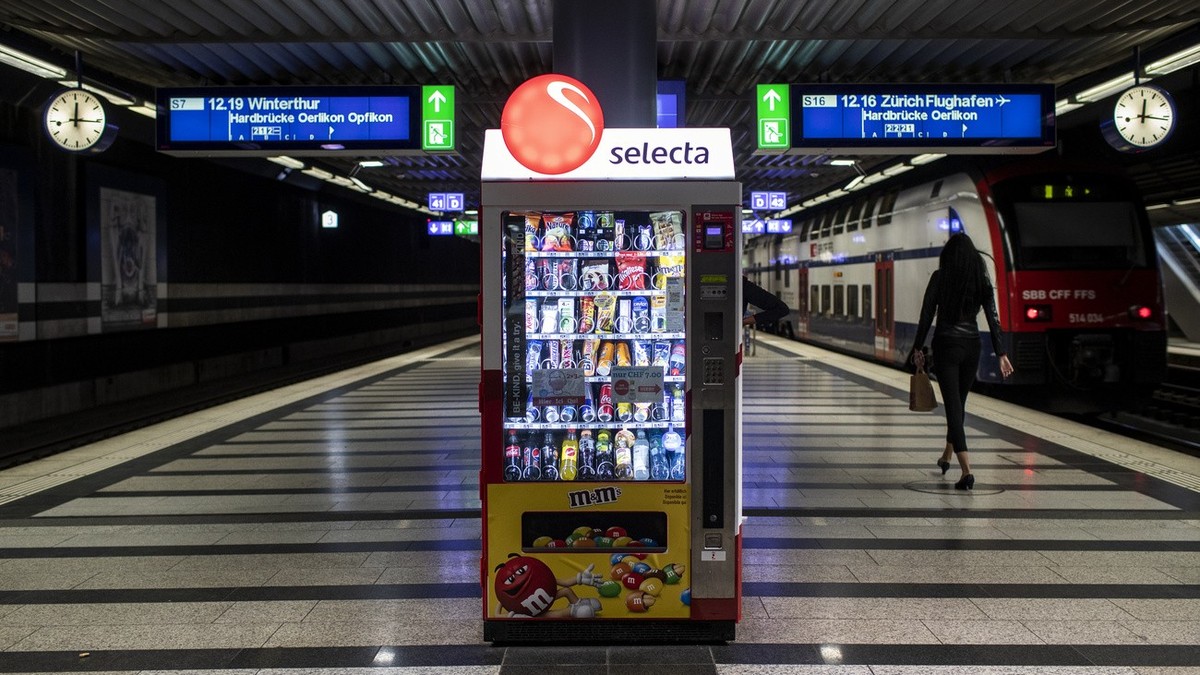 Ein Selecta-Automat im Hauptbahnhof Zuerich verkauft Schutzmasken und Desinfektionsmittel, aufgenommen am Montag, 11. Mai 2020. (KEYSTONE/Alexandra Wey)