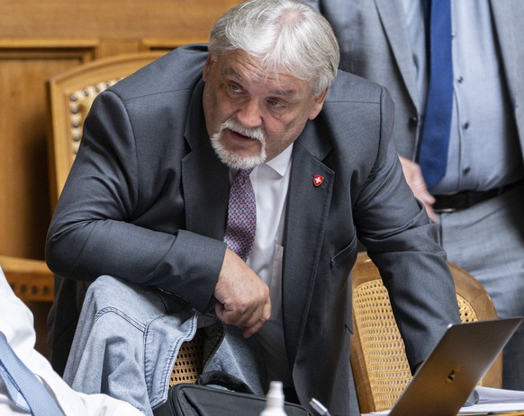 Die Nationalraete Philippe Nantermod, FDP-VS, Michael Buffat, SVP-VD und Daniel Ruch, FDP-VD, von links, sprechen an der Sommersession der Eidgenoessischen Raete, am Montag, 15. Juni 2026, in Bern. (K ...