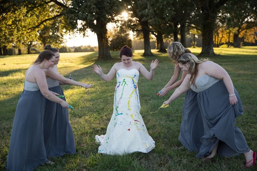 Die Brautjungfern nehmen sich das Kleid als erste vor.