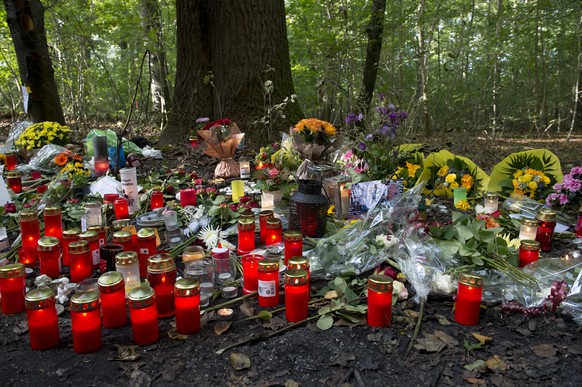 An der Unfallstelle erinnern Kerzen und Blumen an die Opfer.