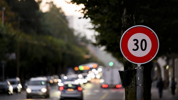 Des voitures circulent sur la route devant un panneau 30km/h sur le Boulevard de Perolles le lundi 2 octobre 2023 a Fribourg. Pour lutter contre le bruit routier, la Ville de Fribourg prend des mesure ...