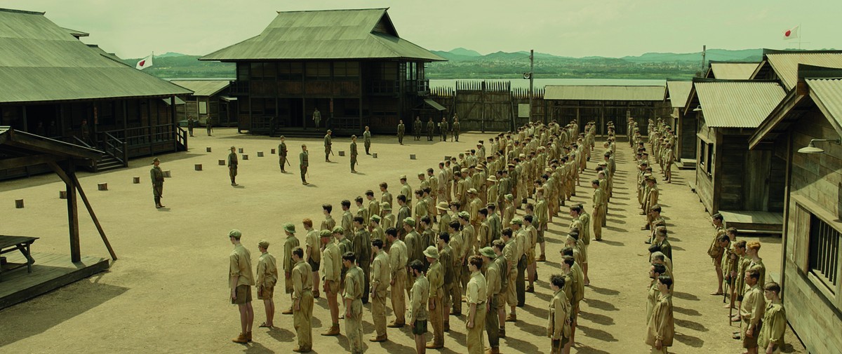 In dieses Kriegsgefangenenlager steckt Angelina Jolie ihren Helden in «Unbroken».
