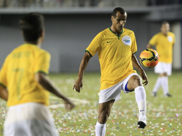 epaselect epa04164201 Brazilian former soccer player Vitor Borba Ferreira Gomes &#039;Rivaldo&#039; participates in the inauguration of the &#039;Maracana&#039; stadium in Panama City, Panama, 11 Apri ...