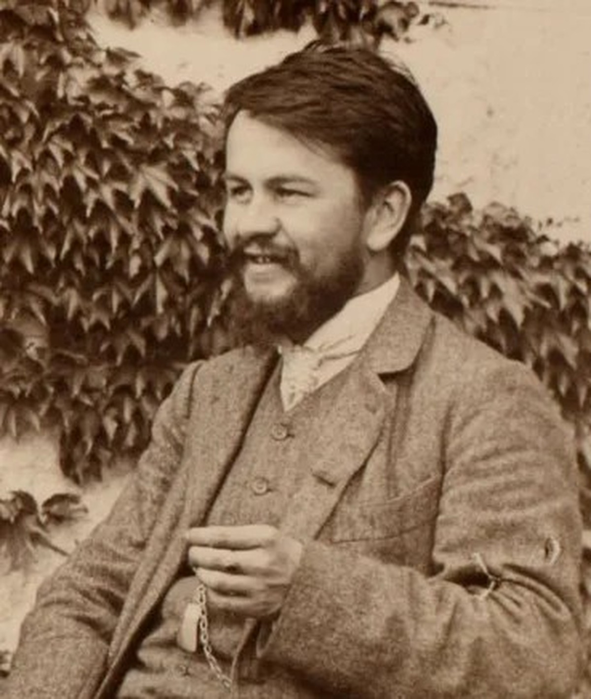 Photo de Jakob Wiedmer, 1907.
https://commons.wikimedia.org/wiki/File:Jakob_Wiedmer_mit_Familie_(cropped).png#/media/File:Jakob_Wiedmer_mit_Familie_(cropped).png