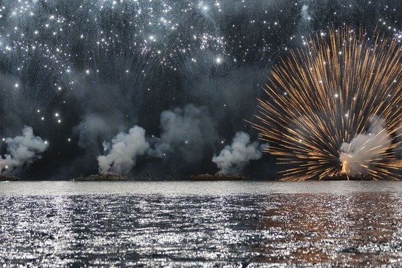 Das Feuerwerk ueber dem Luganersee an der 1. August-Feier in Lugano, am Dienstag, 1. August 2023. (KEYSTONE/Ti-Press/Pablo Gianinazzi)