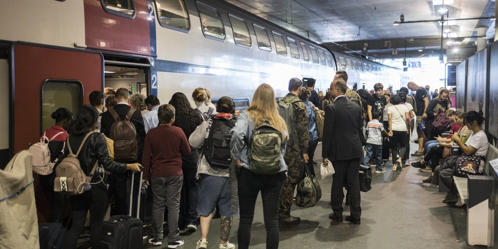 Laut Twitter-Usern werden auf den Perrons am Bahnhof Bern immer mehr Sitzbänke entfernt. Die SBB bestreitet dies.