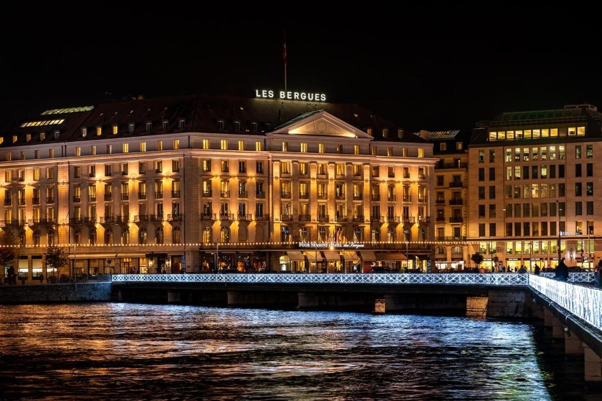 L'Hôtel des Bergues à Genève est la proie des flammes.