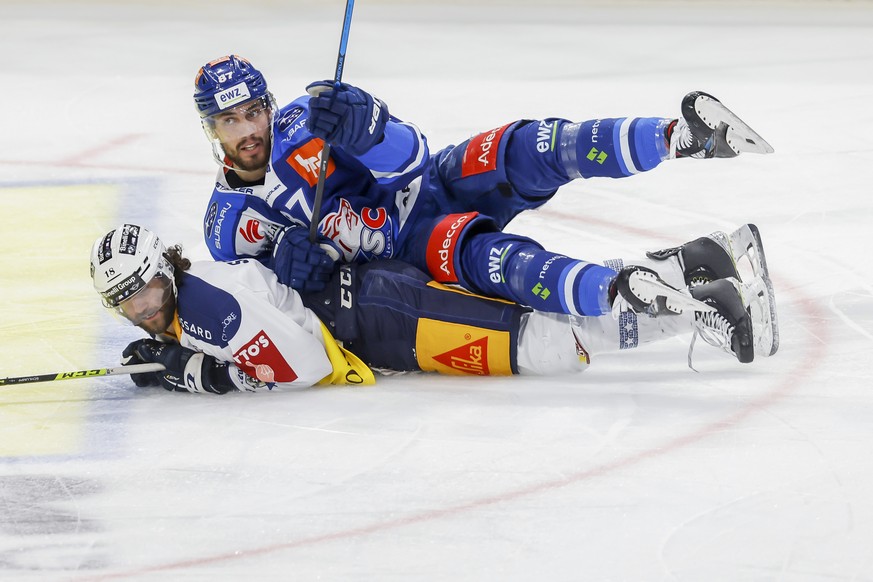 Zuerichs Marco Pedretti gegen Zugs Dominik Schlumpf waehrend der 2. Partie des Playoff-Finals der National League zwischen den ZSC Lions und dem EV Zug, am Mittwoch, den 20. April 2022, im Hallenstadi ...