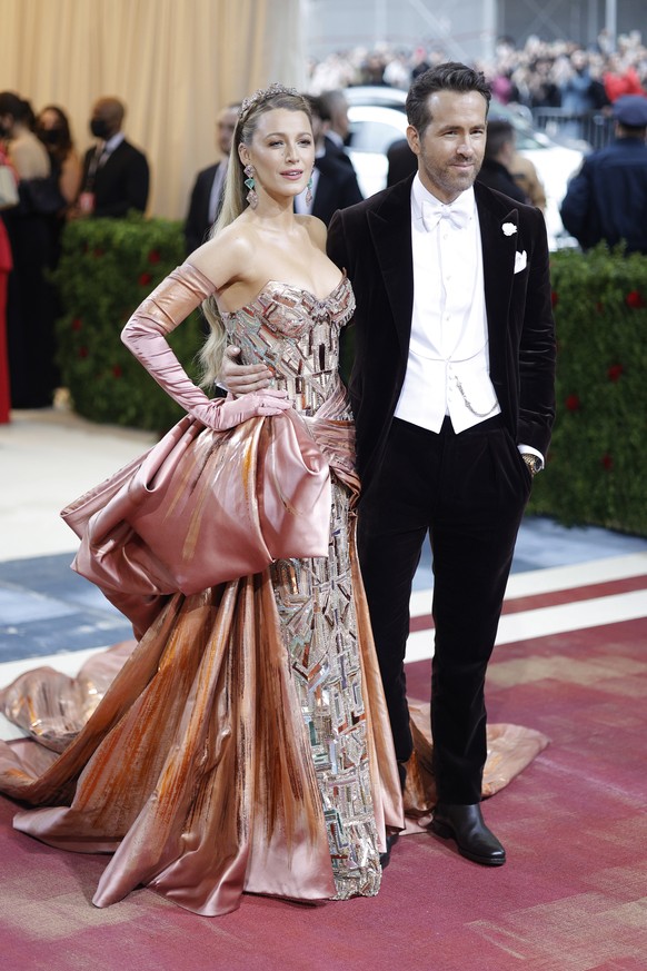 epa09923320 Ryan Reynolds (R) and Blake Lively on the red carpet for the 2022 Met Gala, the annual benefit for the Metropolitan Museum of Art&#039;s Costume Institute, in New York, New York, USA, 02 M ...