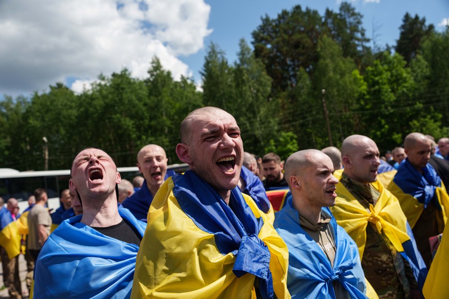 KEYPIX - Ukrainian soldiers shout "Glory to Ukraine", after returning from captivity after a POWs exchange between Russia and Ukraine, in Chernyhiv region, Ukraine, on Friday, June 5, 2026.  ...