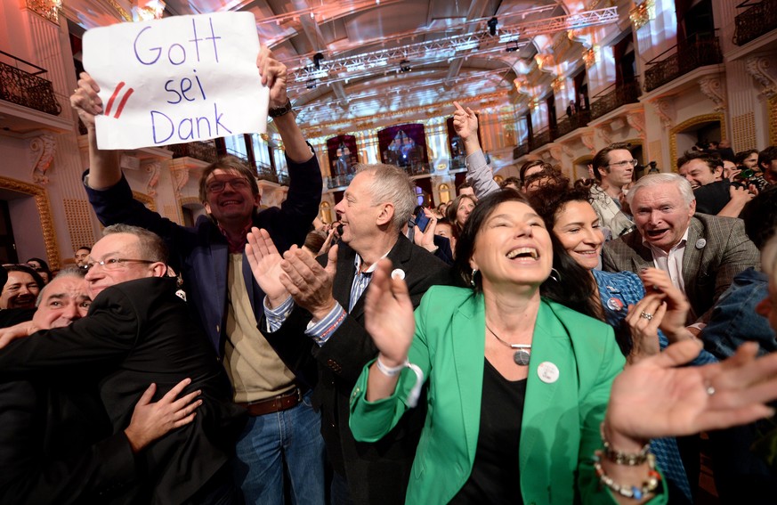 Reaktionen auf die erste Hochrechnung am Wahlfest für Van der Bellen am Sonntag, 04. Dezember 2016, anl. der Bundespräsidenten Stichwahl-Wiederholung in Wien. (APA/ROLAND SCHLAGER)