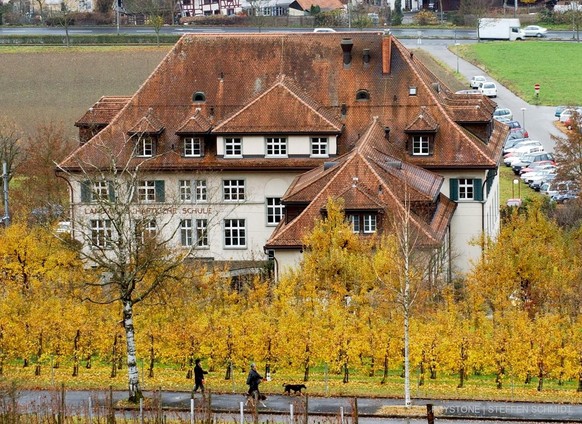 Leuchtende Herbstfarben am Dienstag, 18. November 2003, beim Strickhof in Winterthur Wuelflingen. Der Ausbildungs- und Versuchsbetrieb des Strickhofs ist heute fuer seine ausserordentlichen Leistungen ...